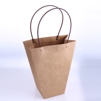 사이즈 사다리가방 바닥지름 13cmx 높이35cm x 위지름 26cm              정사각 대자 바닥지름 가로 33cm x 세로 31.5cm
                            높이 35cm  
                            위지름 33cm x 31.5cm
           정사각 중자 바닥지름 가로 28cm x 세로 26cm
                            높이 28cm  
                            위지름 28cm x 26cm
크라프트지 종이 재질
주문단위 1set x 10pcs