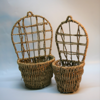 사이즈 1호 높이 10cm(손잡이높이까지 27.5cm) 
                  지름 12cm(9.5cm),바닥지름 8cm
           2호  높이 10.5cm(손잡이높이까지 30.5cm
                   지름 6cm(12.5cm)
인초 네추럴 자연색상

                 
