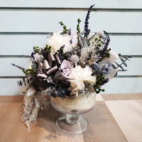 사이즈 꽃꽂이 지름 25cm 전체높이는 28cm
와인유리잔 바닥지름 8.5cm 높이11cm 위지름11cm
톤다운된 컬러 그레이톤